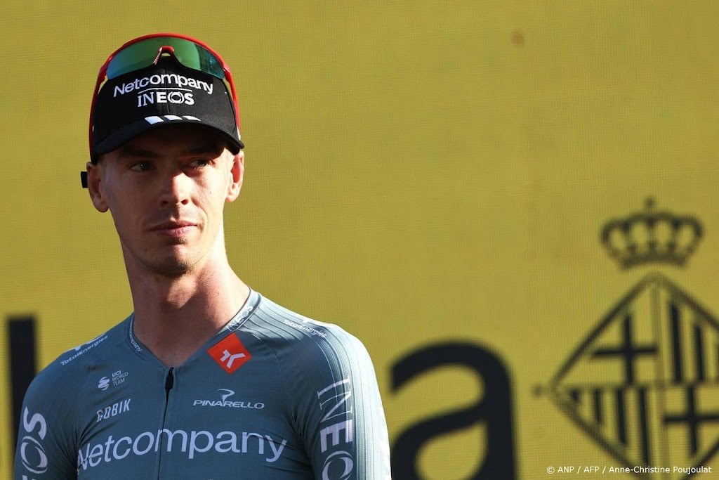 Arensman te laat op startpodium in tijdrit Tour de France
