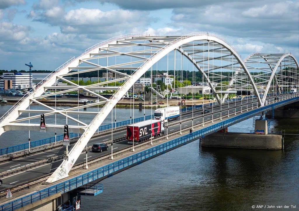 Rustiger bij wegrestaurant door vrachtverbod Merwedebrug