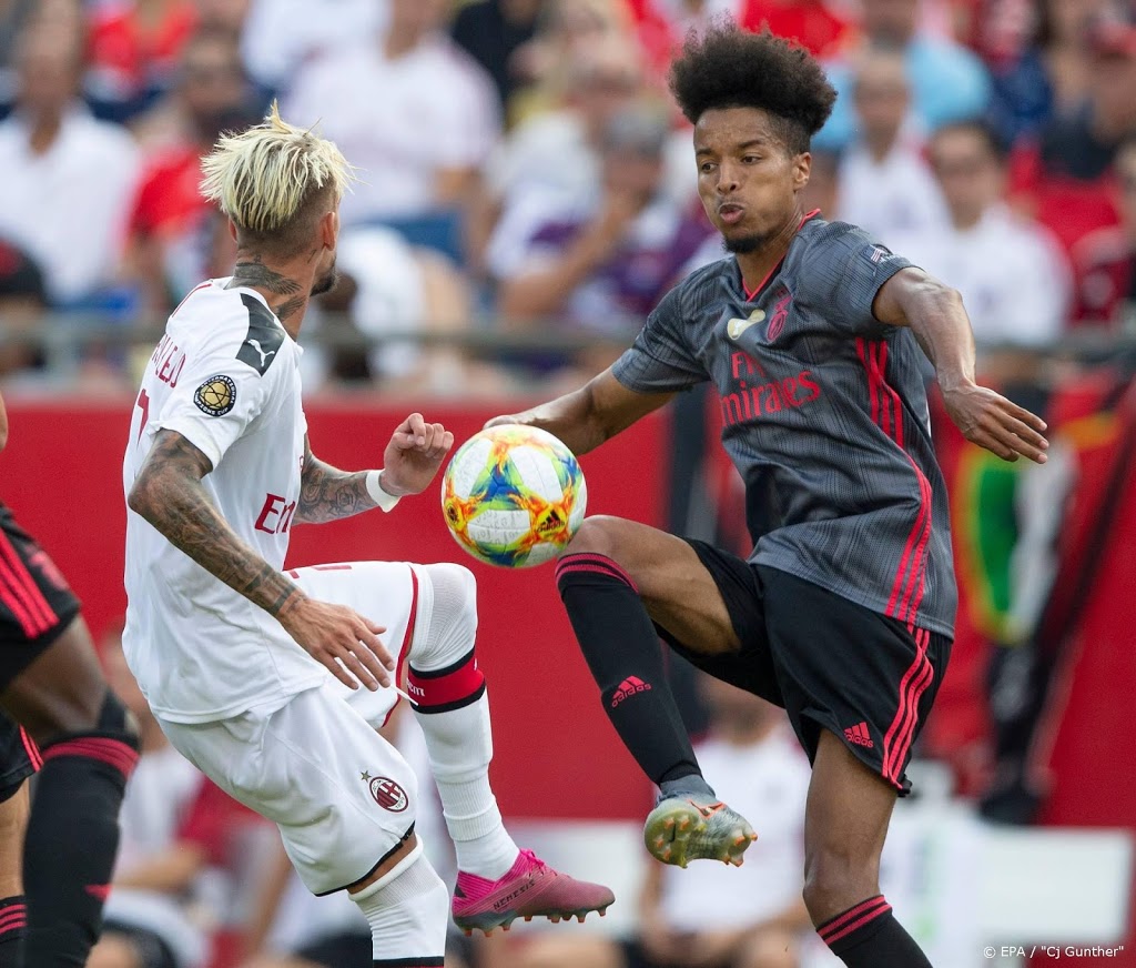FC Twente haalt verdediger Ebuehi terug naar Eredivisie