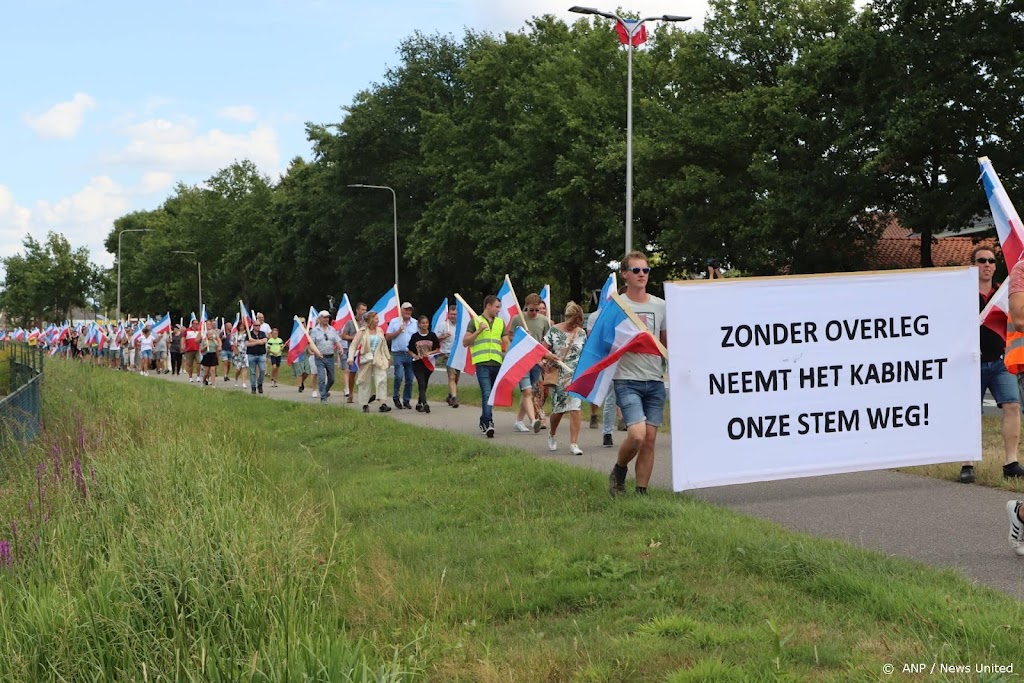 Honderden in protestmars tegen opvang asielzoekers in Albergen 