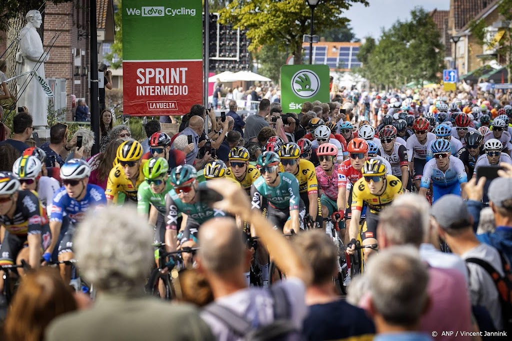 Ierse renner Bennett wint ook laatste Vuelta-etappe in Nederland