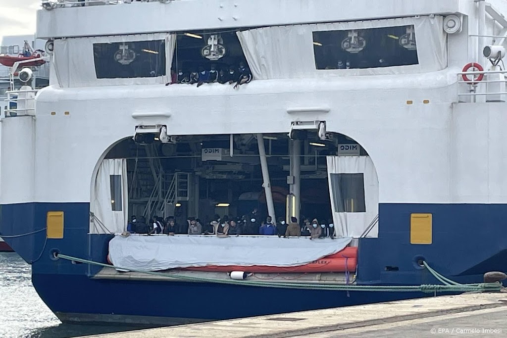 Hulporganisatie AzG redt ruim honderd migranten op zee
