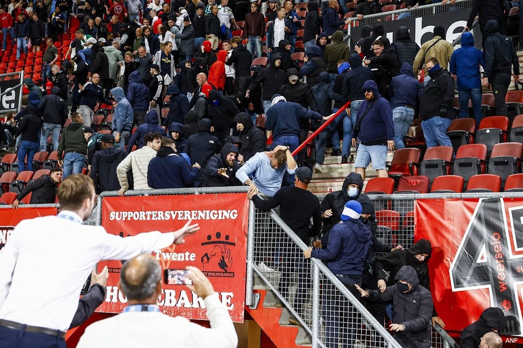 Acht mannen aangehouden voor rellen na FC Twente - Hammarby IF