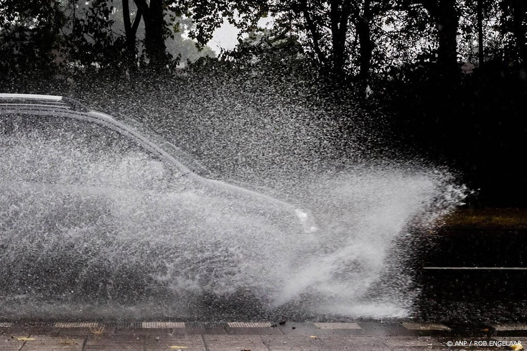Wateroverlast in delen van Noord-Brabant door hevige regenval 