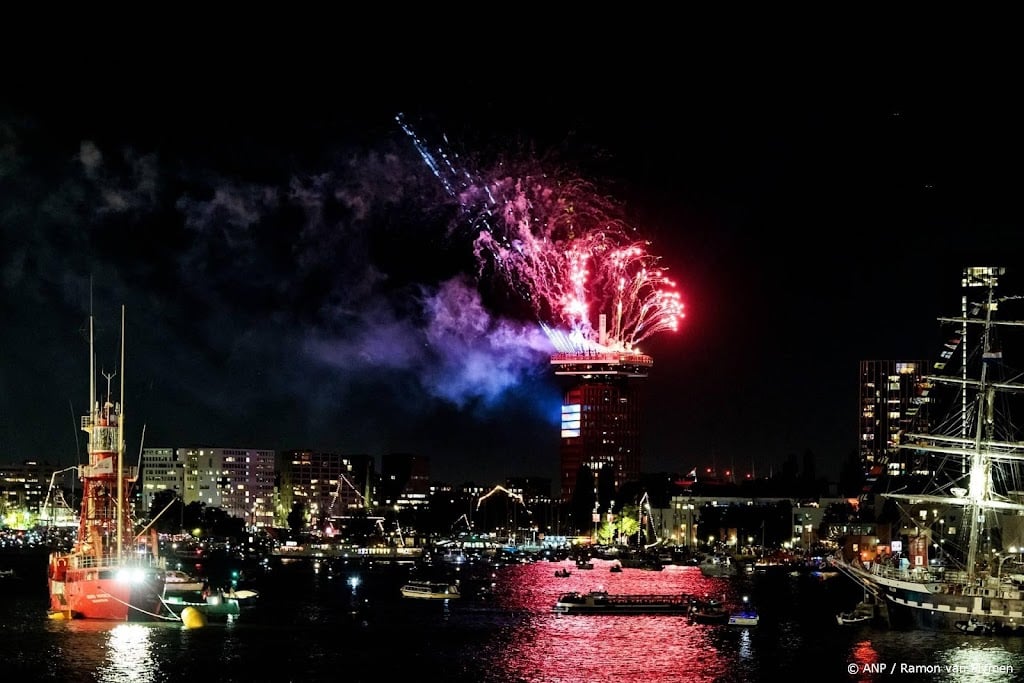 Eerste dag SAIL sluit af met lichtshow op het water