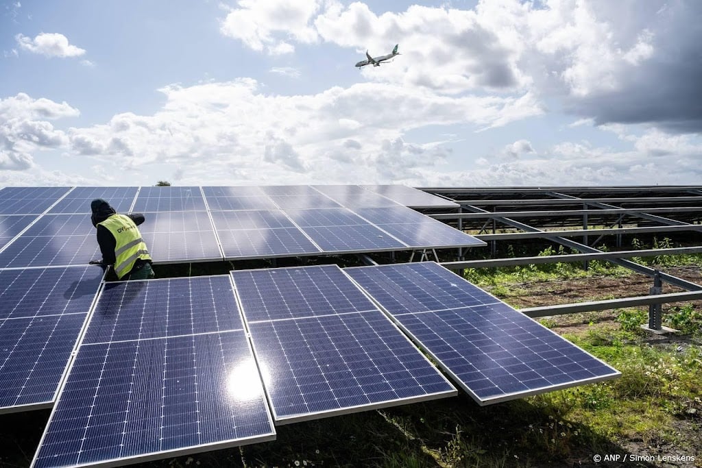 Zonnepanelen Schiphol krijgen speciale folie tegen reflectie