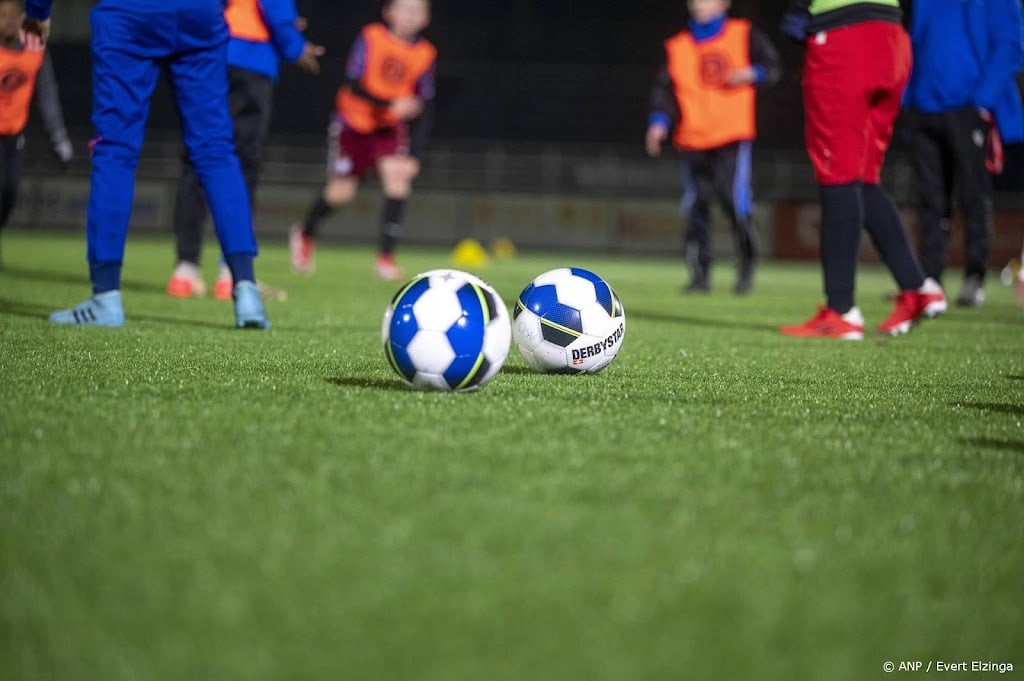 OM wil celstraf voor trainer om vragen naaktfoto's pupillen  