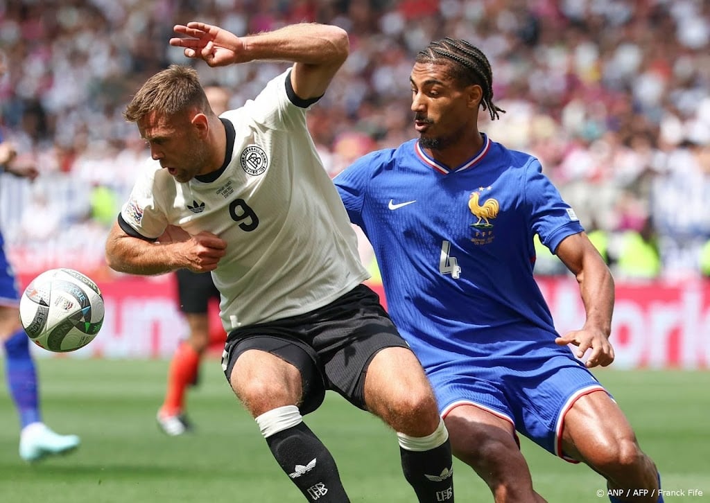 Ten Hag verwelkomt Franse international Badé bij Leverkusen