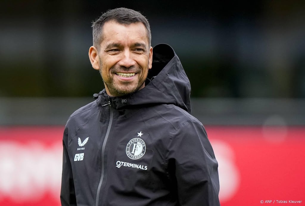 Trainer Van Bronckhorst wenst Geertruida alle succes bij PSV