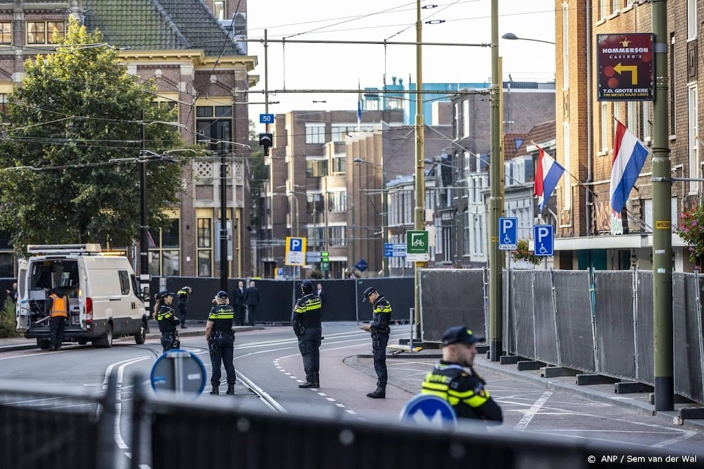 Geen Oranjefans, wel veel politie op straat in Den Haag 