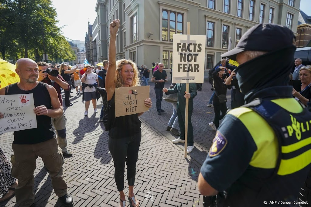 Demonstranten voeren actie tegen coronabeleid op Haags Plein 