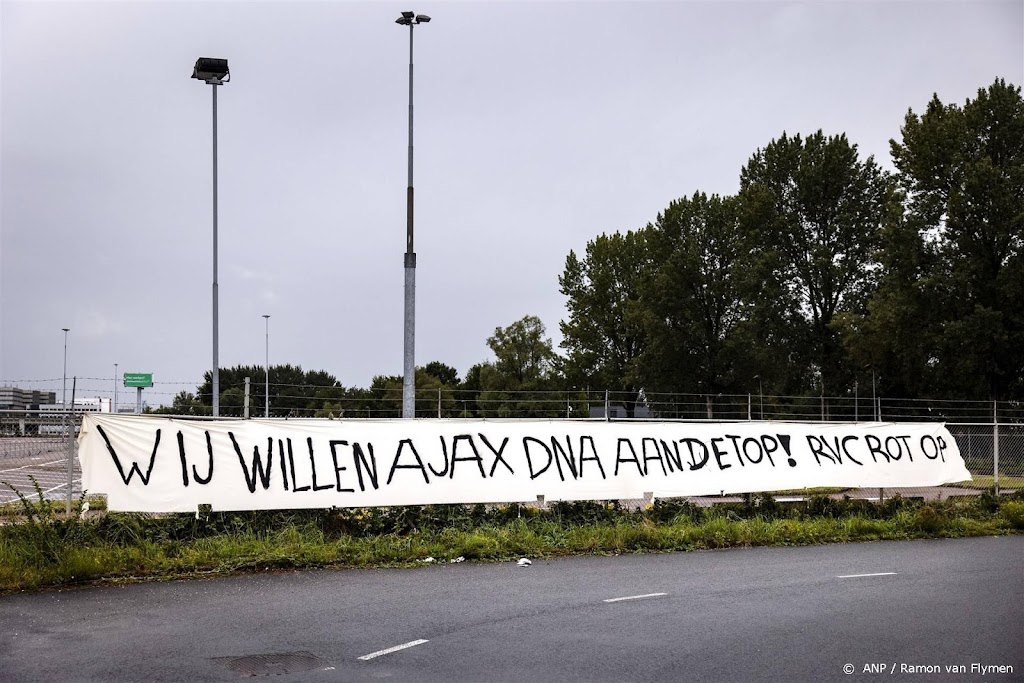 Ajax-fans protesteren met spandoek tegen raad van commissarissen