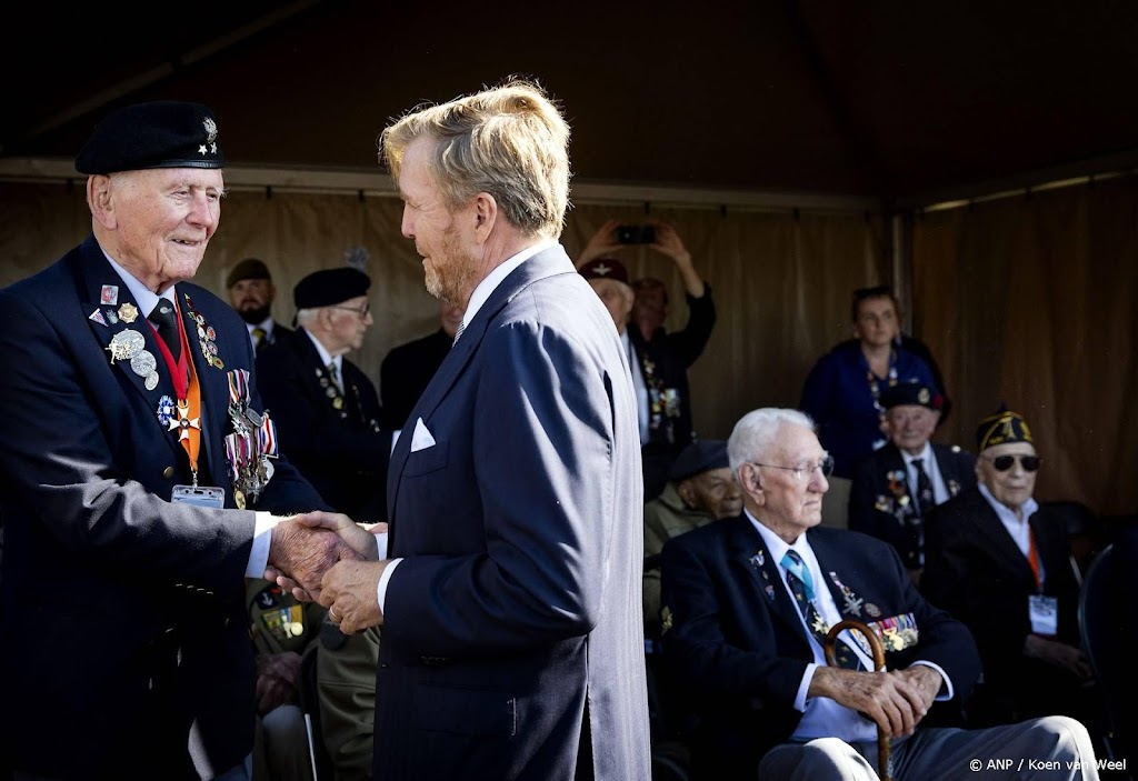 Koning legt eerste krans bij Airborne-monument