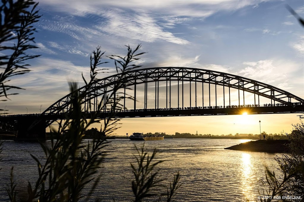 Veel belangstelling voor wandeling Waalbrug om bevrijders te eren