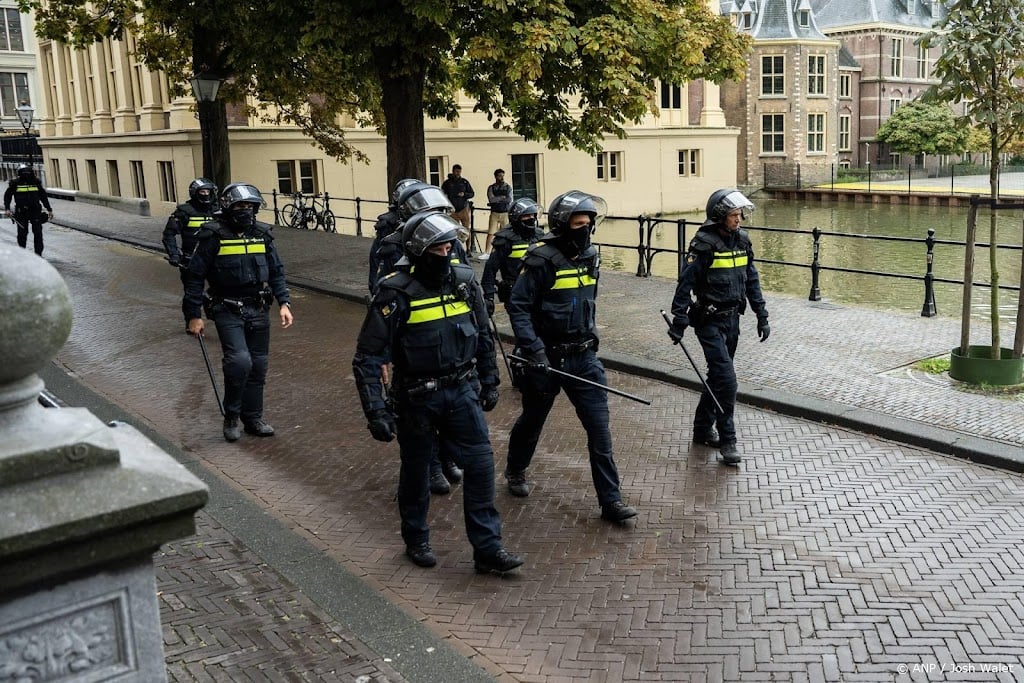 Ook monumentale Binnenhof beschadigd door rellen in Den Haag