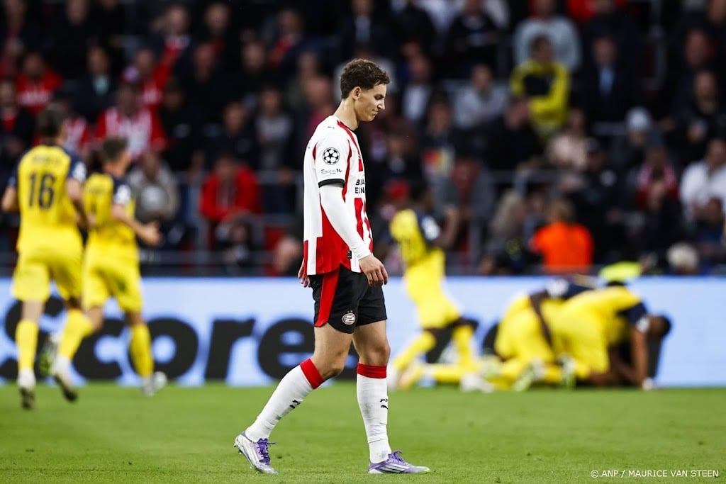 Van Bommel valt bij PSV uit met op het oog zware knieblessure