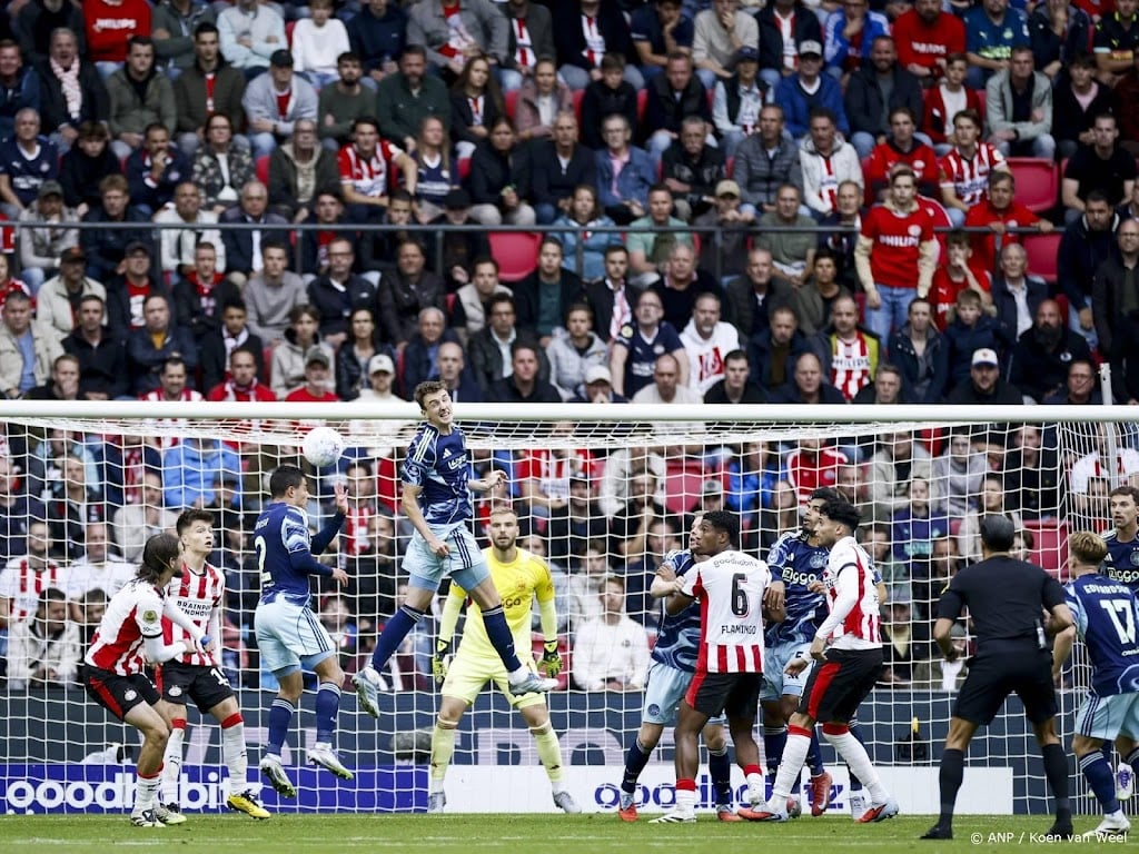 PSV en Ajax spelen in duel vol fouten en kansen met 2-2 gelijk