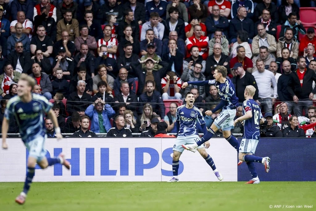 Gloukh verwelkomt eerste doelpunt als speler Ajax