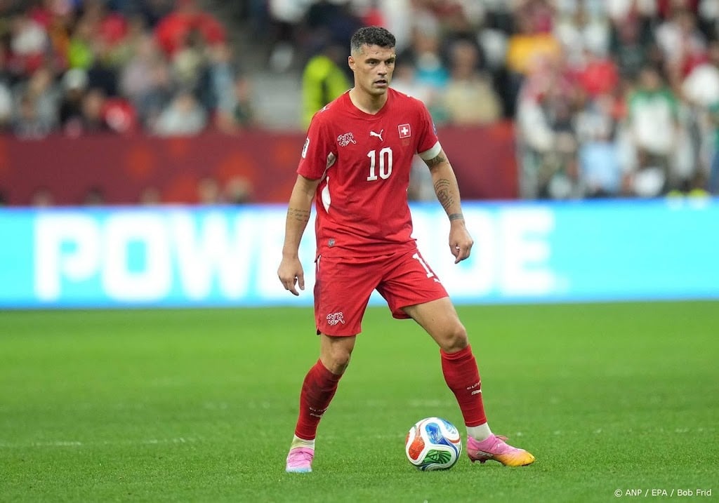 Zwitserse voetballer Xhaka geeft vals coronavaccinatiebewijs toe
