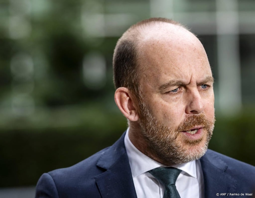 Minister pleit voor minder noodlocaties na rapport asielkinderen