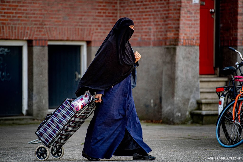 'Geen boetes boerkaverbod omdat vrouwen minder naar buiten gaan'