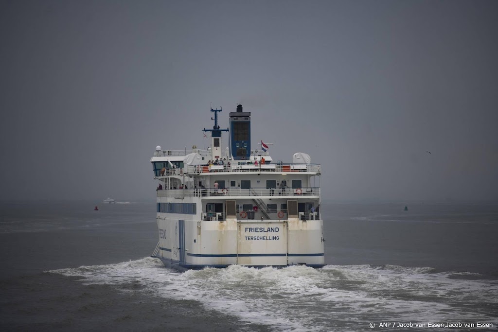 Aanvaring veerboot en watertaxi bij Terschelling, mensen te water