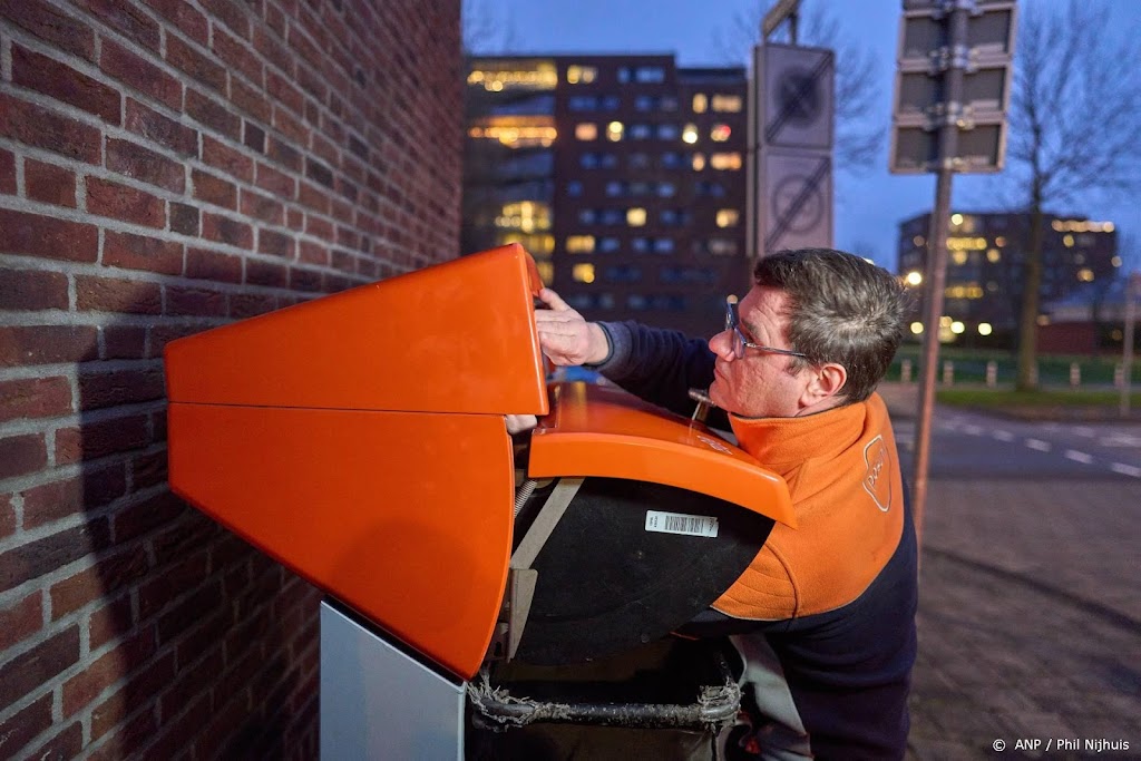 Postbezorger PostNL centraal op Damrak na winstalarm
