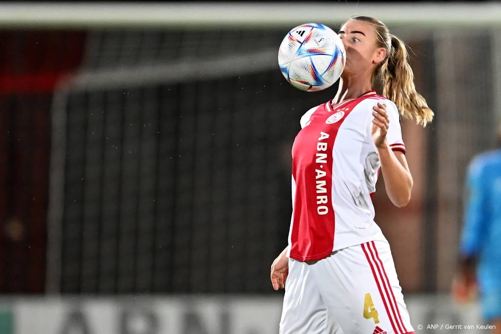 Ajax krijgt boete van UEFA voor te kleine doelen voetbalsters