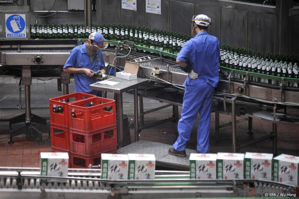 Chinese brouwer onderzoekt medewerker die over gerstemout plaste