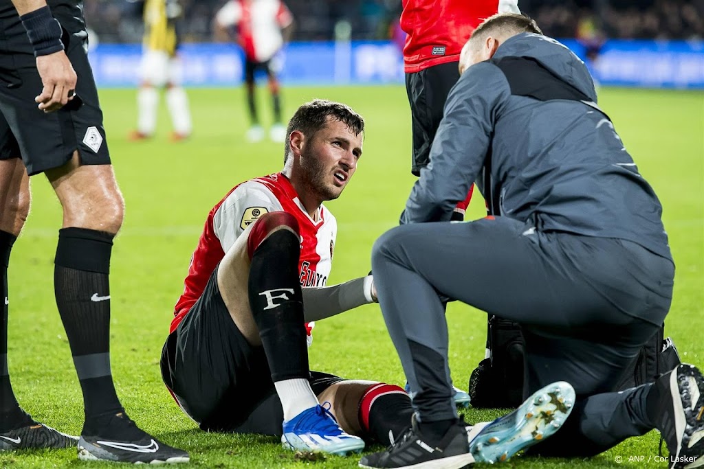 Feyenoord ziet topscorer Giménez uitvallen met enkelblessure