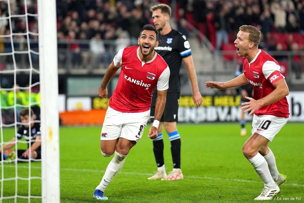 Pavlidis houdt AZ met hattrick in spoor van koploper PSV