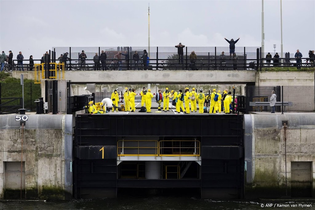 Extinction Rebellion blokkeert sluizen in IJmuiden