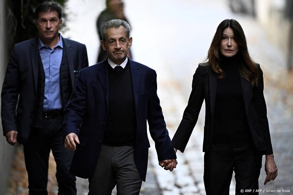 Franse oud-president Sarkozy begint aan gevangenisstraf