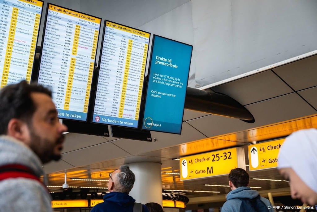 Schiphol haalt app tijdelijk uit de lucht om PHP-lek