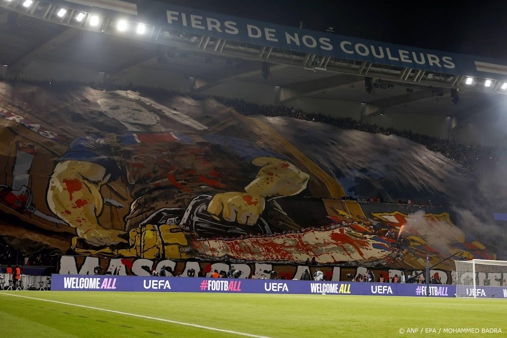 Klacht Barcelona bij UEFA over PSG-spandoek 'Parijse slachtpartij'