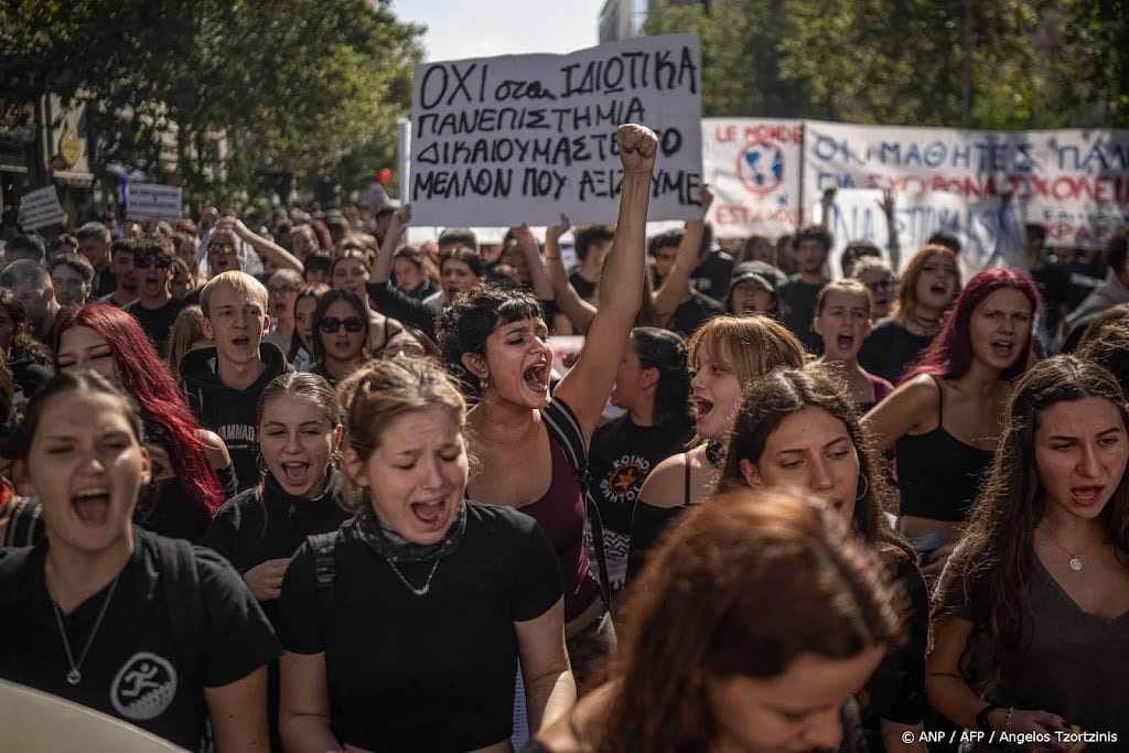 Griekse jongeren en docenten demonstreren voor beter onderwijs
