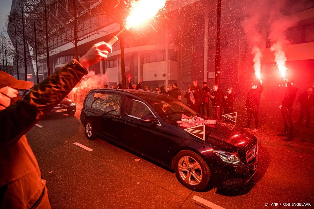 Laatste eerbetoon PSV-fans aan overleden Van Raaij
