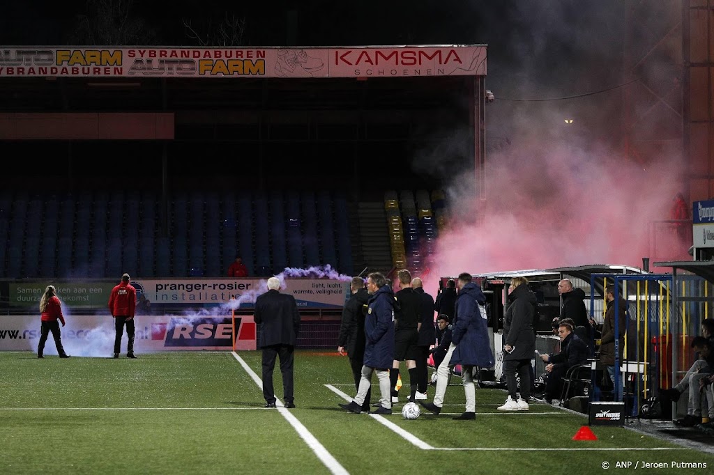 Cambuur - FC Utrecht twee keer stilgelegd door vuurwerk en fans