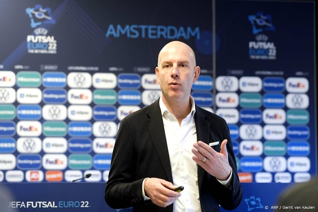 KNVB-bestuurder De Jong vol ongeloof na dreigementen FIFA 