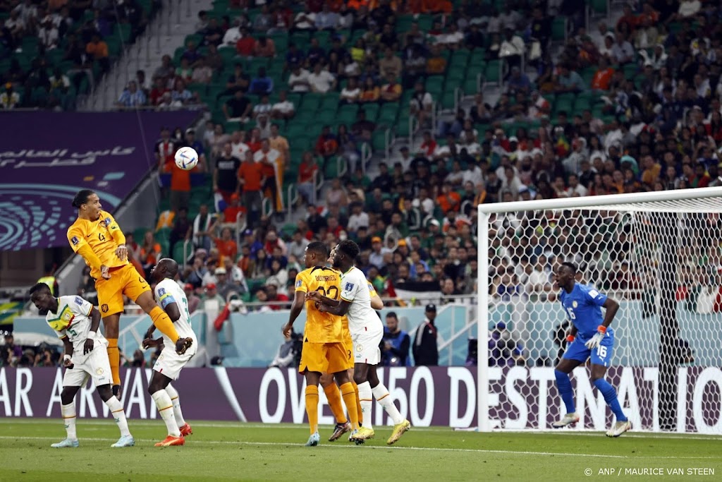 Oranje neemt in slotfase afstand van Senegal in eerste WK-duel