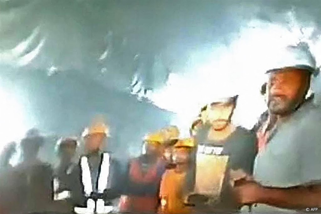 Indiase bouwvakkers in ingestorte tunnel voor het eerst op beeld