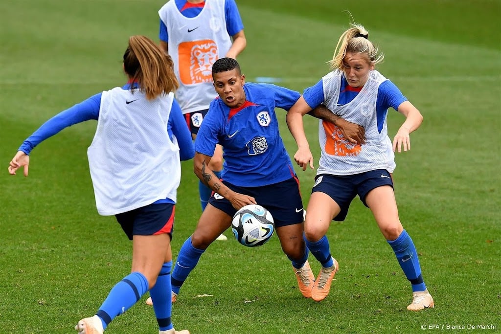 Voetbalsters Leuchter en Van de Sanden terug in selectie Oranje