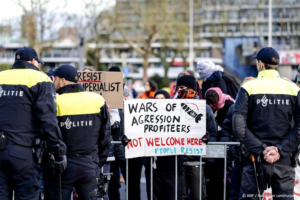 Op meerdere plekken rondom Ahoy protest tegen wapenbeurs