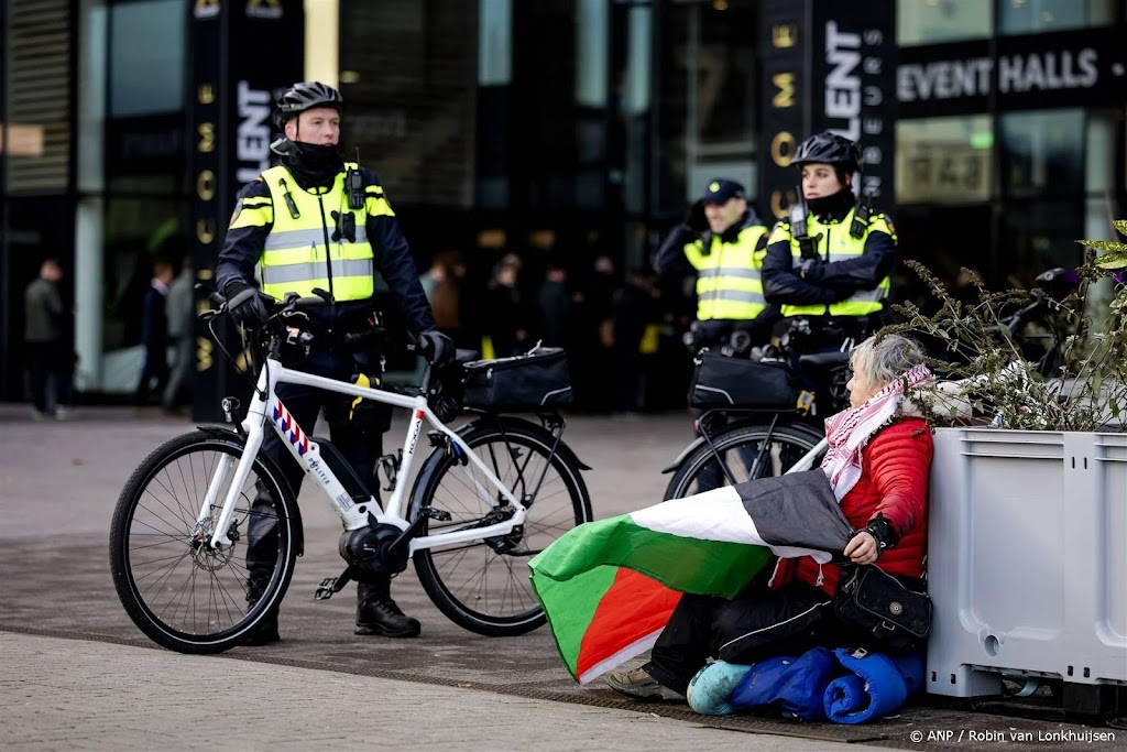 Politie houdt meer mensen aan bij protest tegen wapenbeurs Ahoy