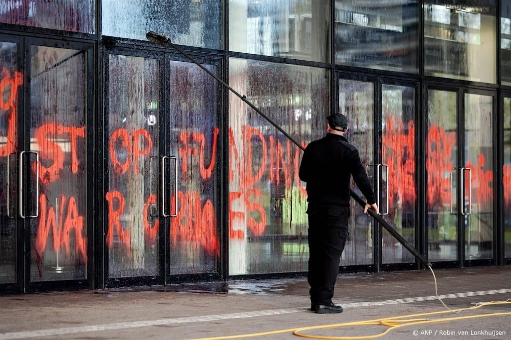 Rode protestverf rond wapenbeurs Ahoy helemaal weggehaald