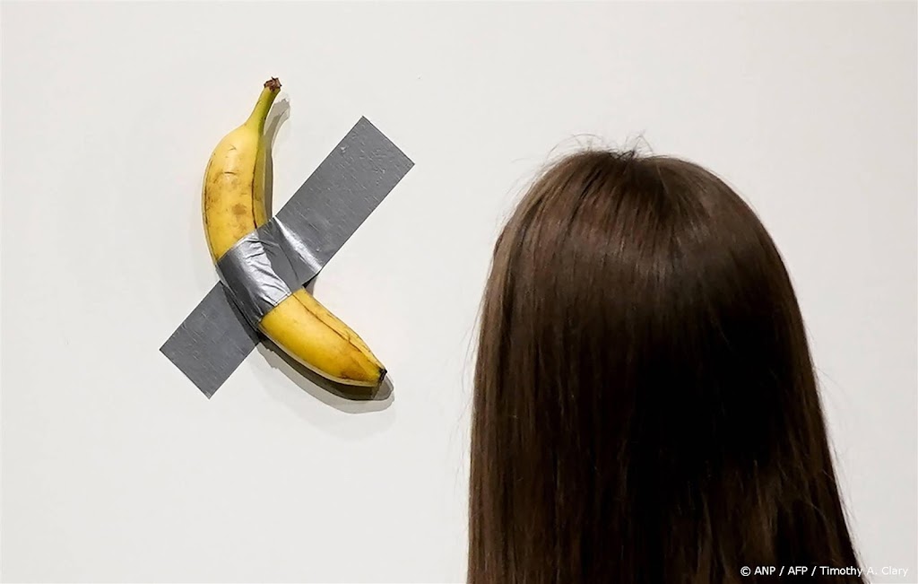 Kunstwerk van op muur geplakte banaan levert miljoenen op