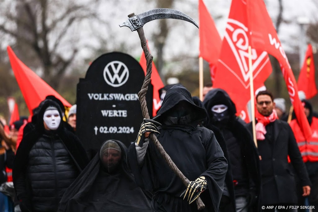 Duizenden Volkswagen-medewerkers demonstreren voor hoofdkantoor