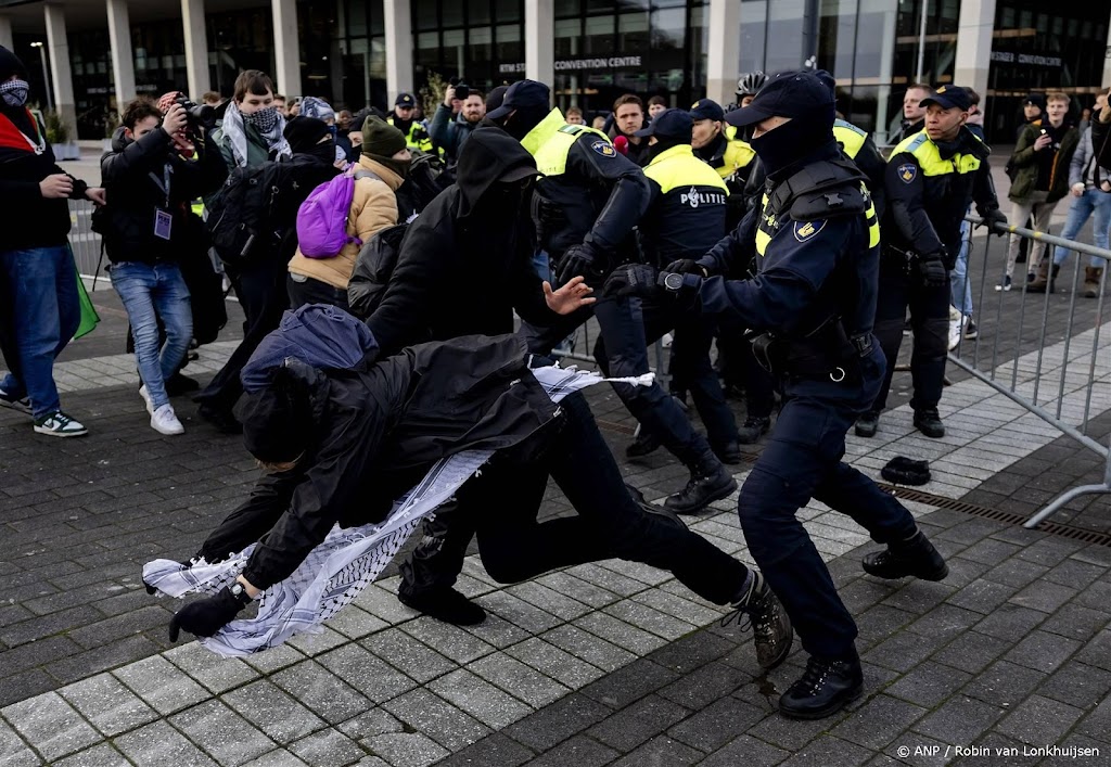 Twaalf demonstranten aangehouden bij betoging tegen wapenbeurs