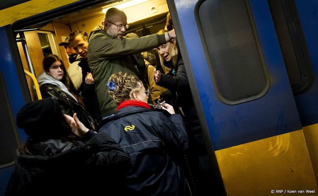 Passagiers zijn uit trein bij Hilversum, drie mensen aangehouden
