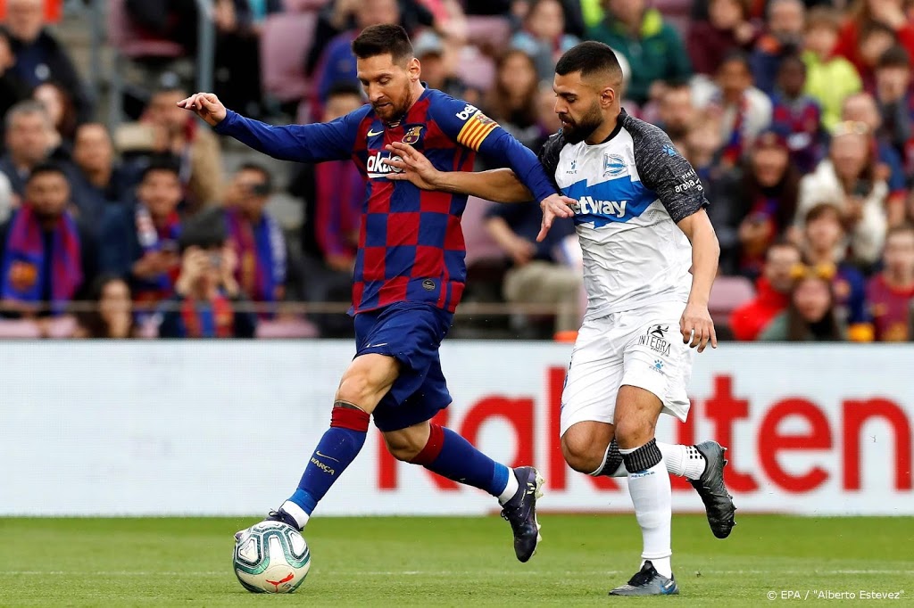 Messi helpt Barcelona met 50e treffer langs Alavés